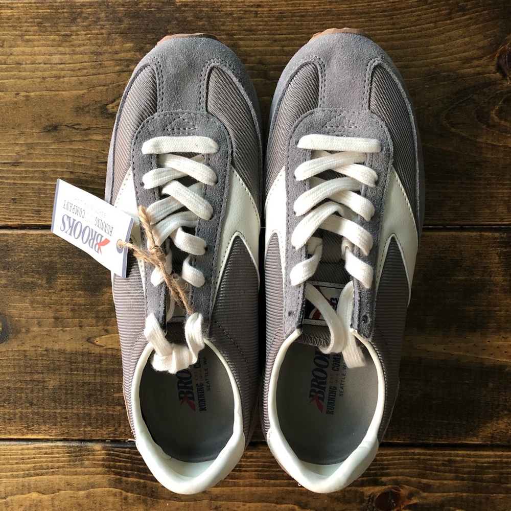 NWT Brooks Vintage Style  Sneakers. Size 6